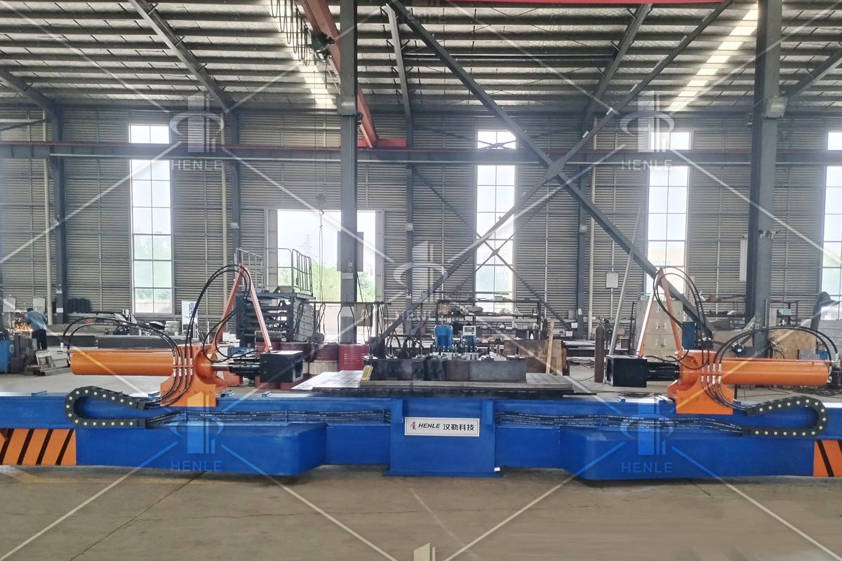 方管拉彎，一次成形操作現場